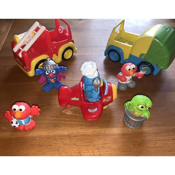 Hasbro 2010-13 Sesame Street Workshop Airplane,fire truck, & stroller + figures - Picture 3 of 9